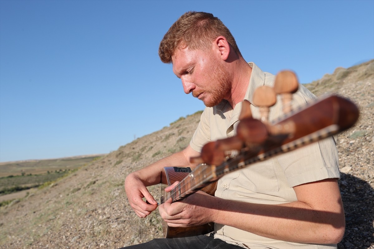 Babası ve ağabeylerinden edindiği bilgilerle çocuk yaştan itibaren bağlama çalmaya başlayan...