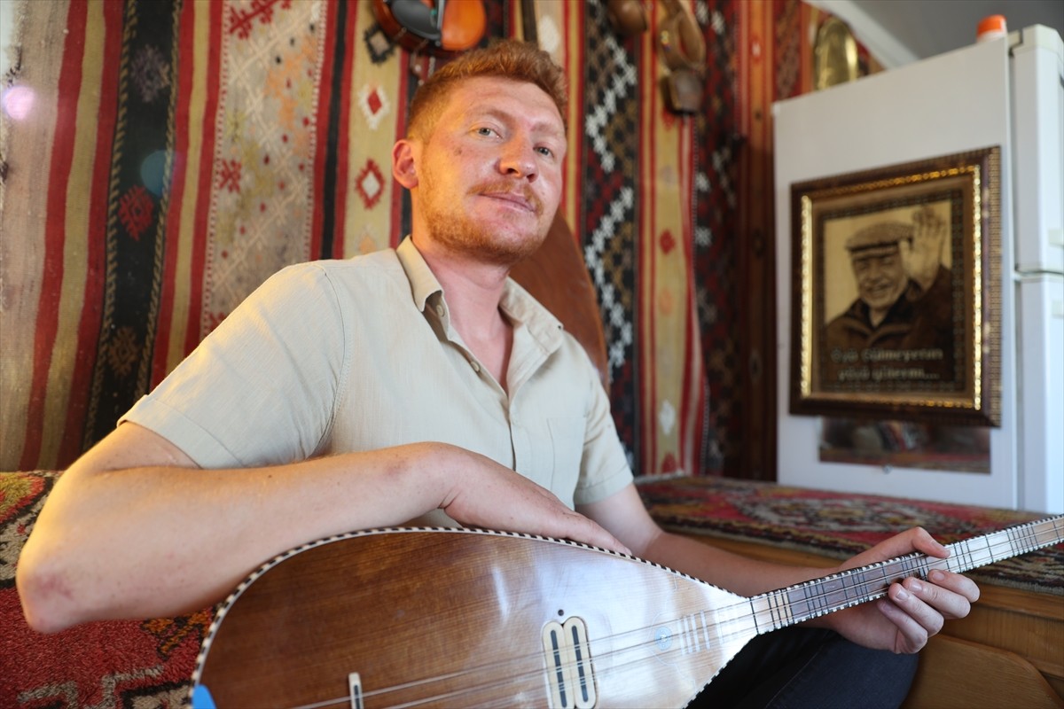 Babası ve ağabeylerinden edindiği bilgilerle çocuk yaştan itibaren bağlama çalmaya başlayan...