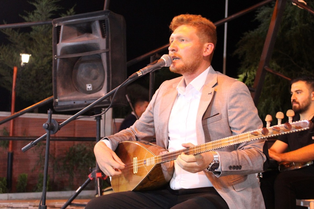 Babası ve ağabeylerinden edindiği bilgilerle çocuk yaştan itibaren bağlama çalmaya başlayan...