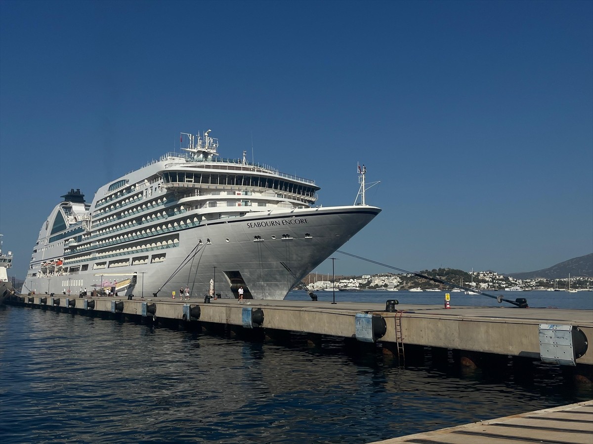 Bahamalar bayraklı "Seabourn Encore" isimli kruvaziyer, Muğla'nın Bodrum ilçesine geldi. Kuşadası...