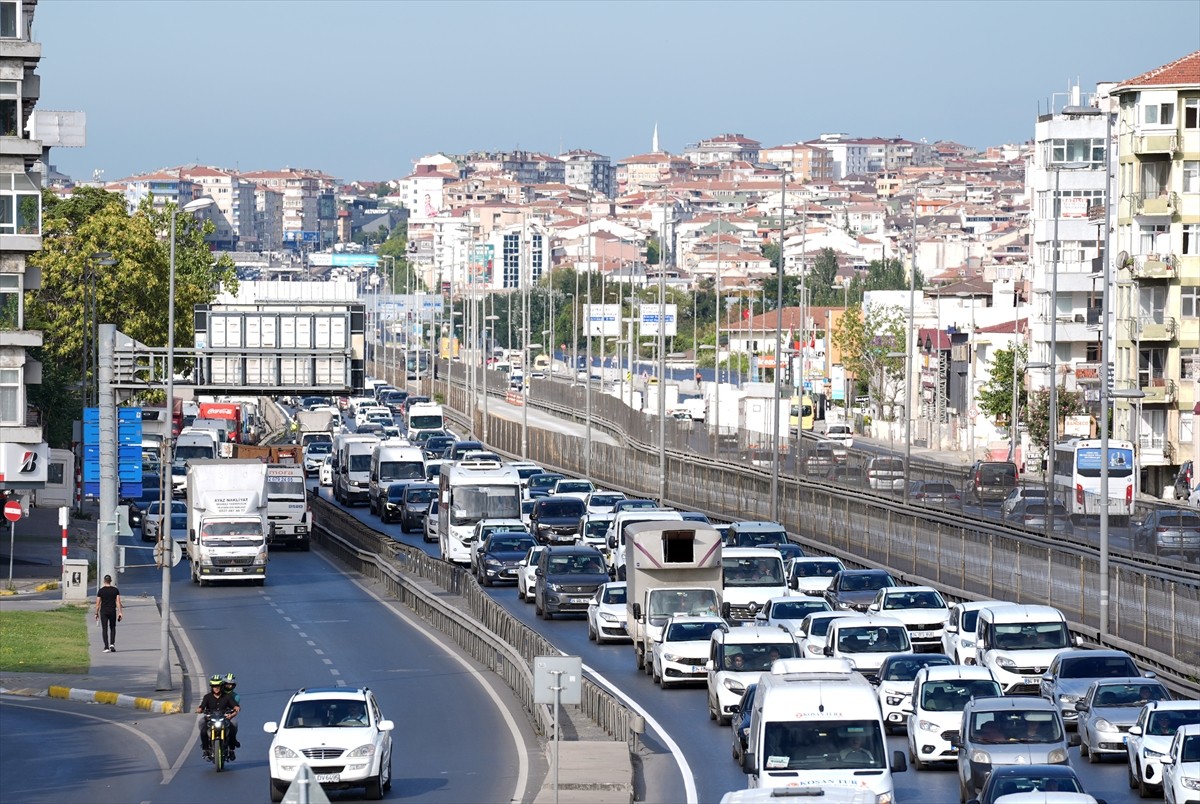 Bahçelievler ile Avcılar'da başlatılan "beyaz yol" ve elektrik altyapı çalışması nedeniyle D-100...