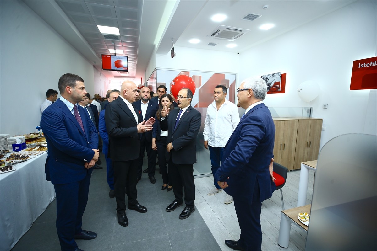 Bakü'de, Ziraat Bank Azerbaycan'ın 9. şubesi açıldı. Türkiye'nin Bakü Büyükelçisi Cahit Bağcı...