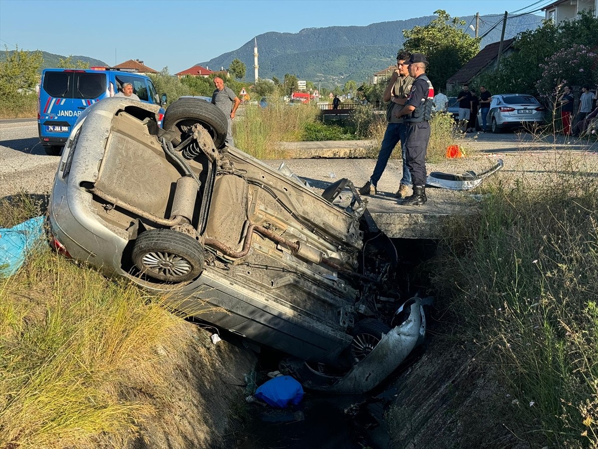 Bartın'da kontrolden çıkarak kanala devrilen otomobildeki 1 kişi öldü, 3 kişi yaralandı.