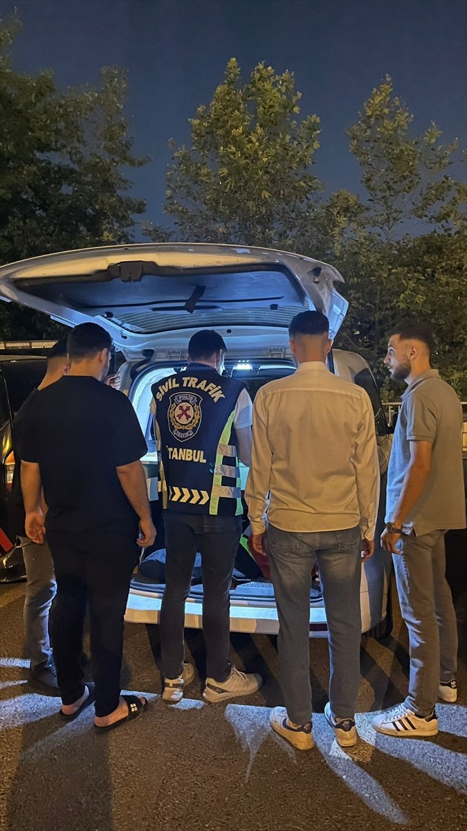 Başakşehir'de, düğün konvoyuyla trafik akışını engellenmesi ve uzun namlulu silahlarla havaya ateş...