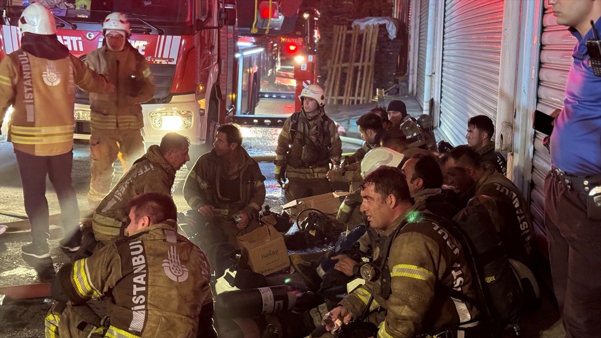 Başakşehir'de organize sanayi bölgesi içinde yer alan mobilya atölyesinde çıkan yangın...