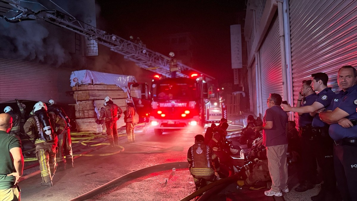 Başakşehir'de organize sanayi bölgesi içinde yer alan mobilya atölyesinde çıkan yangın...