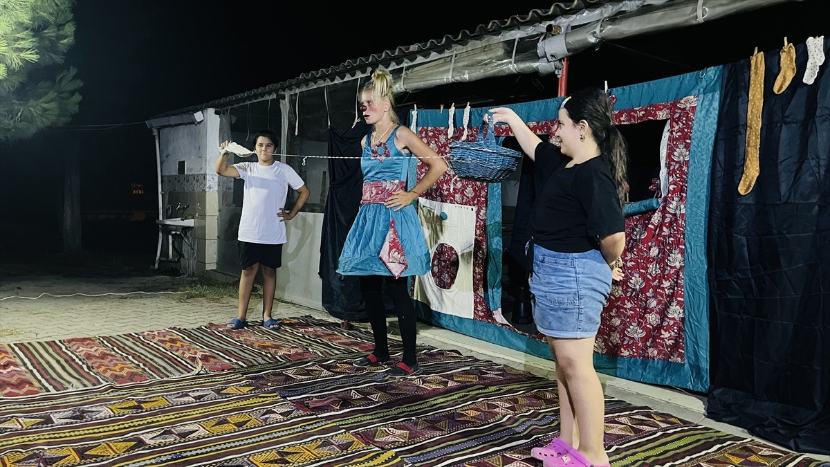 Belçika'dan bisikletle 2 yıl önce çocuklarıyla çıktıkları turda, Çanakkale'nin Çan ilçesinde yolda...