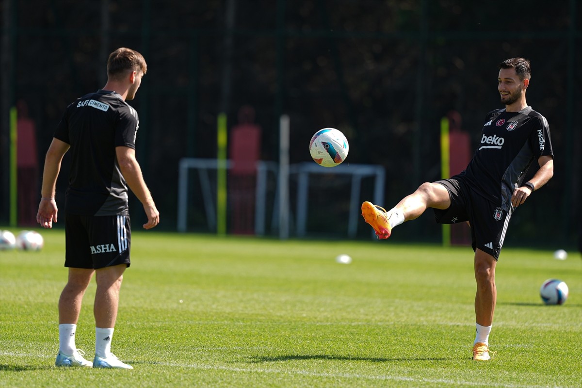 Beşiktaş, Galatasaray ile yarın oynayacağı Turkcell Süper Kupa maçın hazırlıklarını tamamladı....