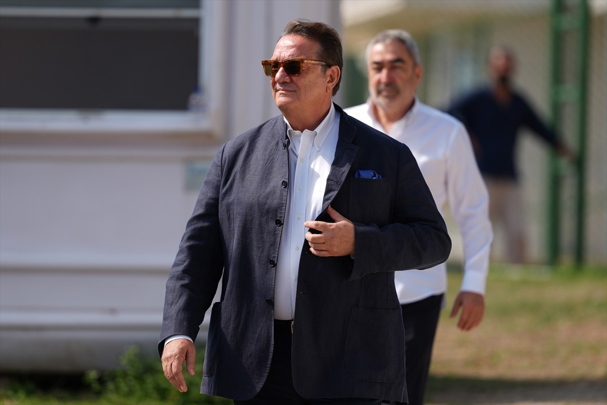 Beşiktaş Kulübü Başkanı Hasan Arat ile yönetim kurulu üyeleri, siyah-beyazlı futbol takımıyla bir...