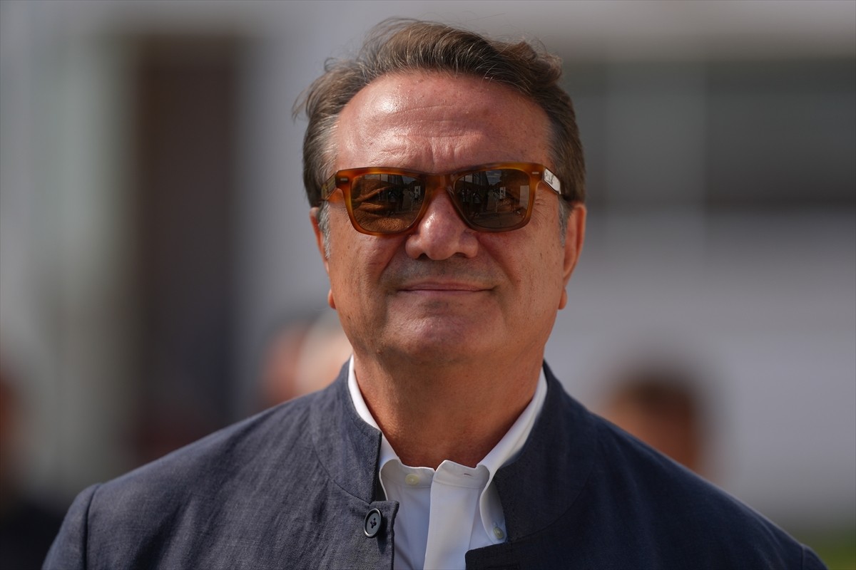 Beşiktaş Kulübü Başkanı Hasan Arat ile yönetim kurulu üyeleri, siyah-beyazlı futbol takımıyla bir...