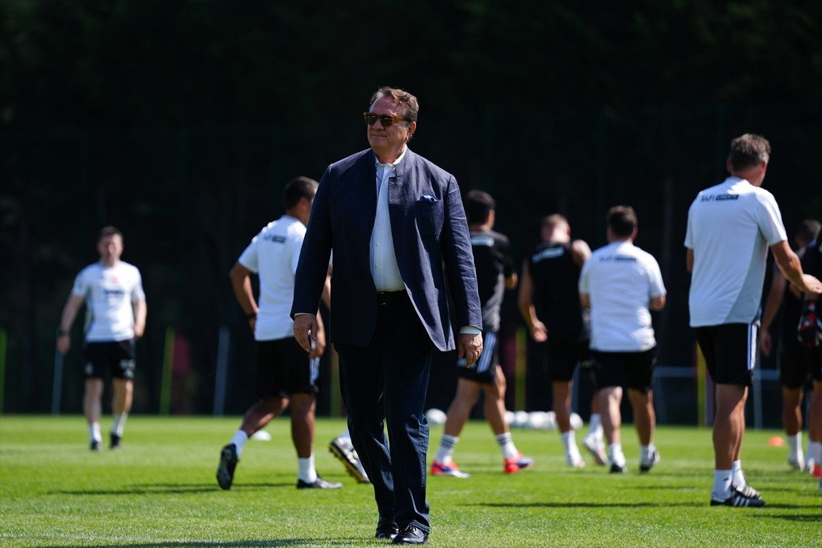 Beşiktaş Kulübü Başkanı Hasan Arat ile yönetim kurulu üyeleri, siyah-beyazlı futbol takımıyla bir...