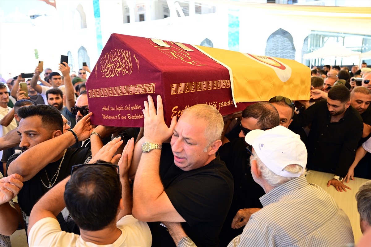 Bir süredir sağlık sorunları yaşayan ve 88 yaşında hayatını kaybeden oyuncu Aydemir Akbaş, son...