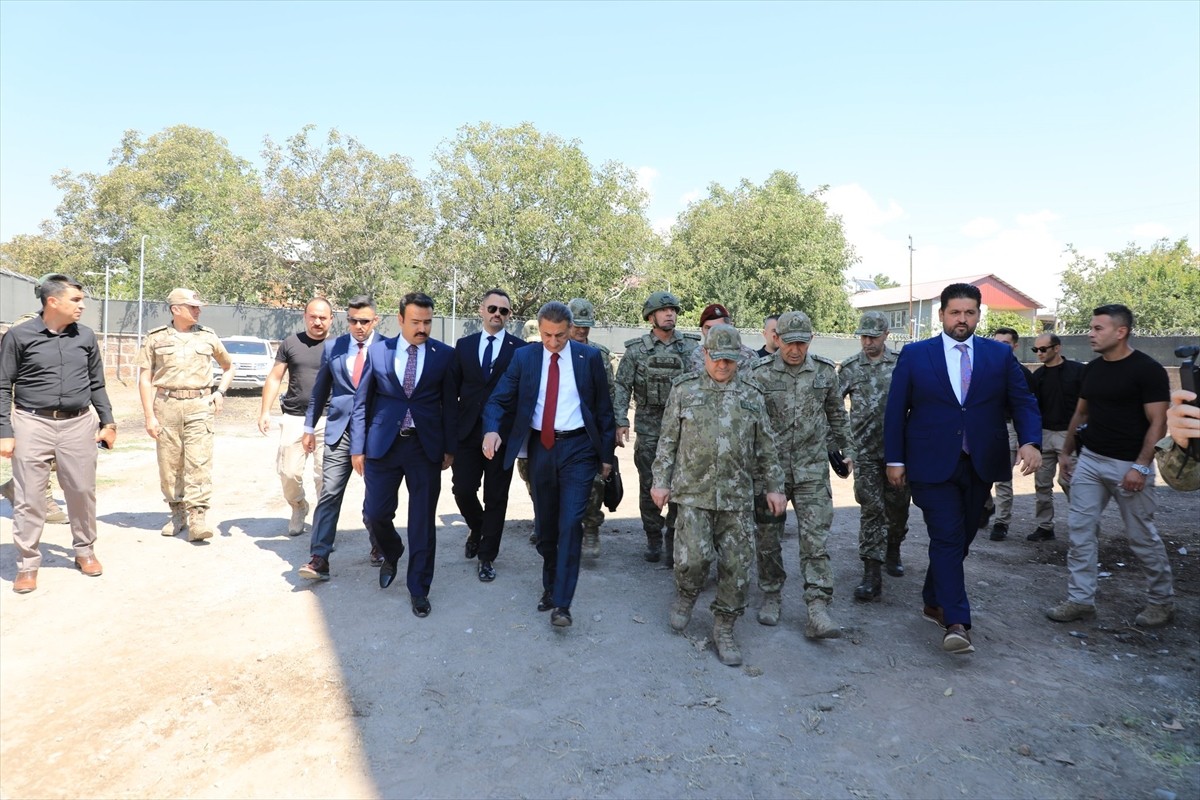 Bitlis'in Ahlat ilçesine gelen Kara Kuvvetleri Komutanı Orgeneral Selçuk Bayraktaroğlu, ziyaret ve...