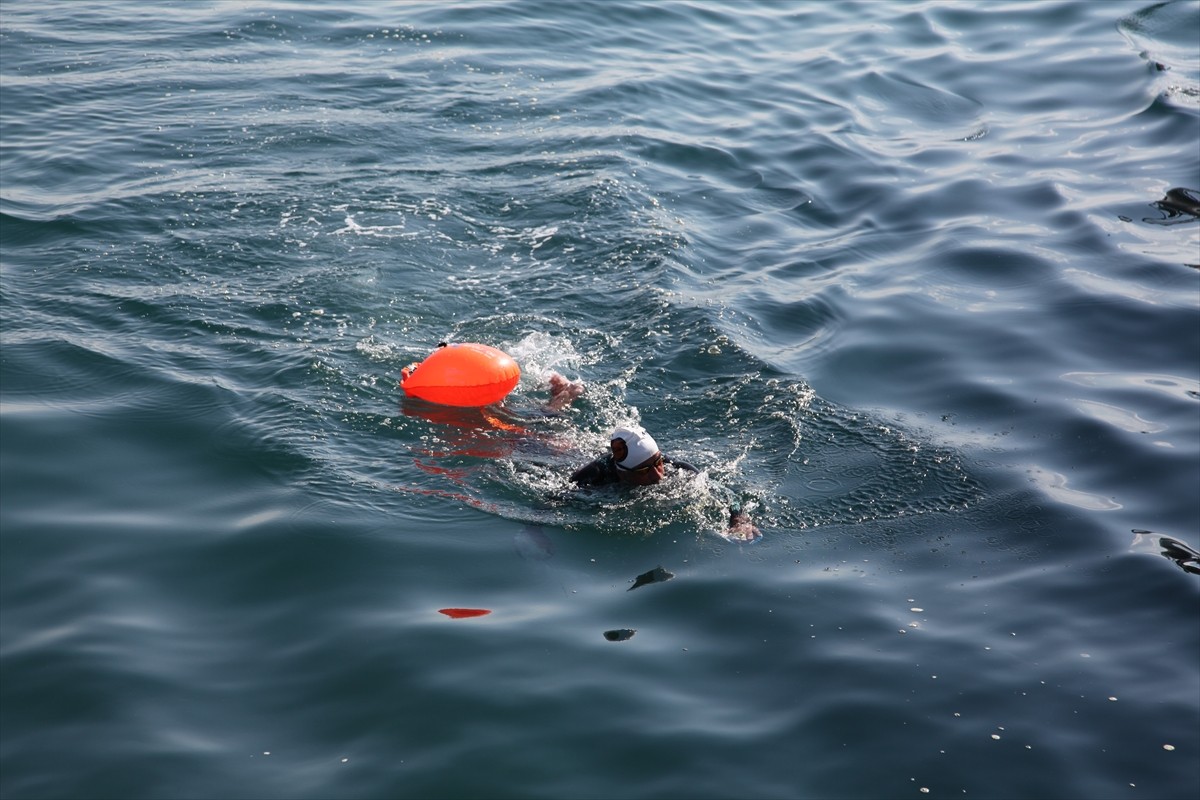 Bitlis'in Tatvan ilçesinde Van Gölü'nde 14 kilometrelik yüzme maratonu düzenlendi.  Sahil Güvenlik...