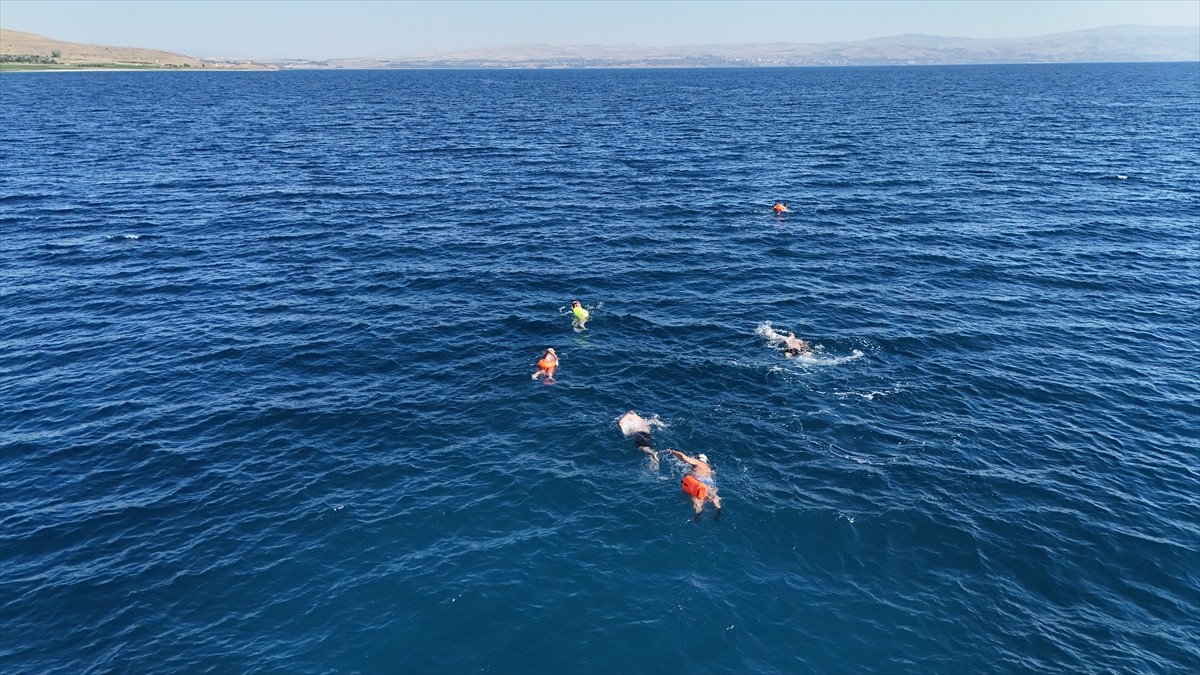 Bitlis'in Tatvan ilçesinde Van Gölü'nde 14 kilometrelik yüzme maratonu düzenlendi.  Sahil Güvenlik...