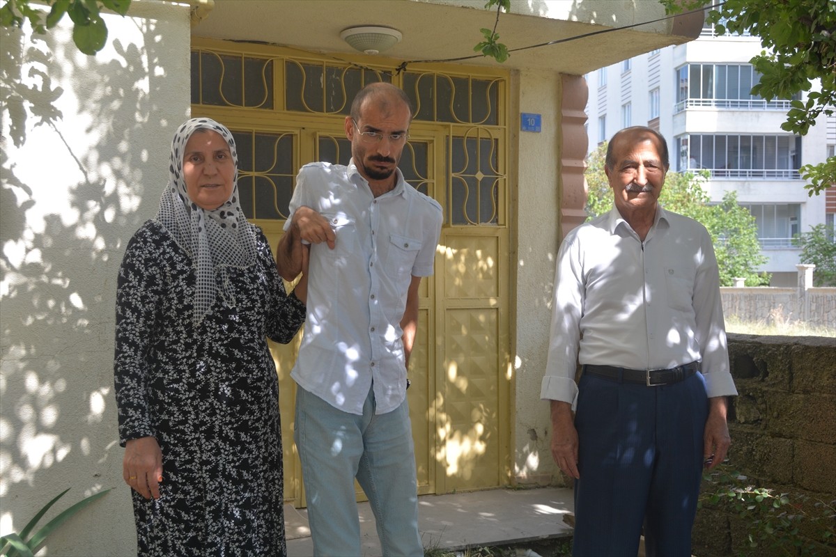 Bitlis'in Tatvan ilçesinde yaşayan serebral palsi hastası (beyin felci) 42 yaşındaki Levent Güzel...
