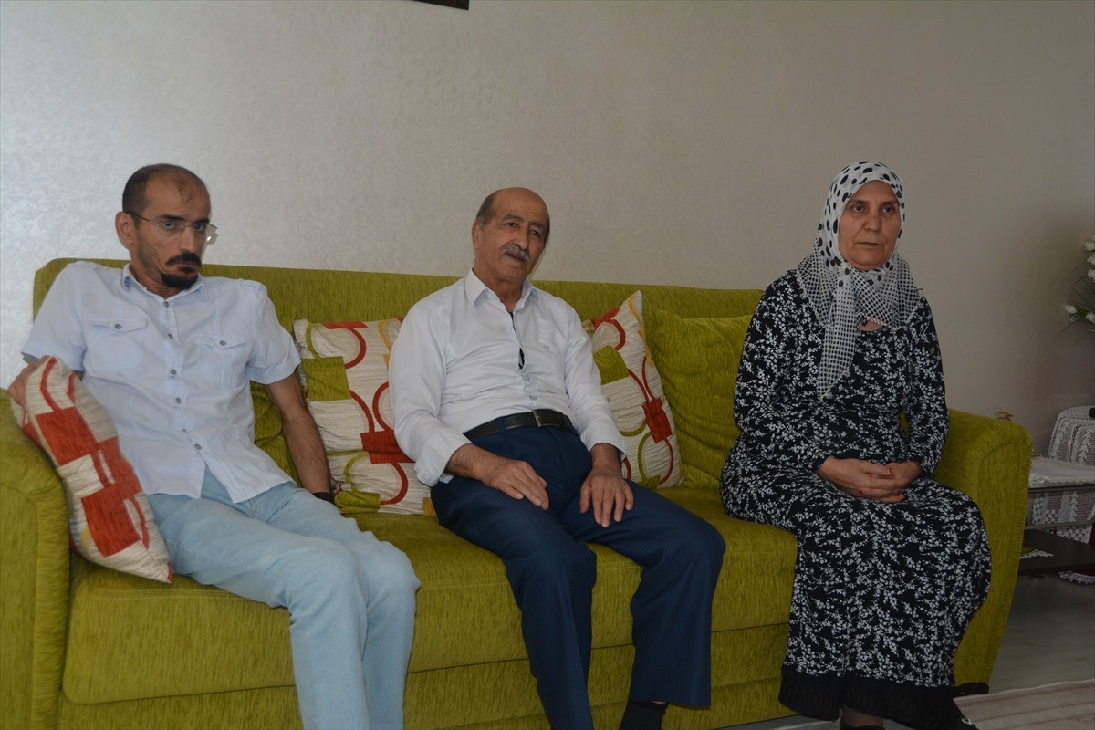 Bitlis'in Tatvan ilçesinde yaşayan serebral palsi hastası (beyin felci) 42 yaşındaki Levent Güzel...