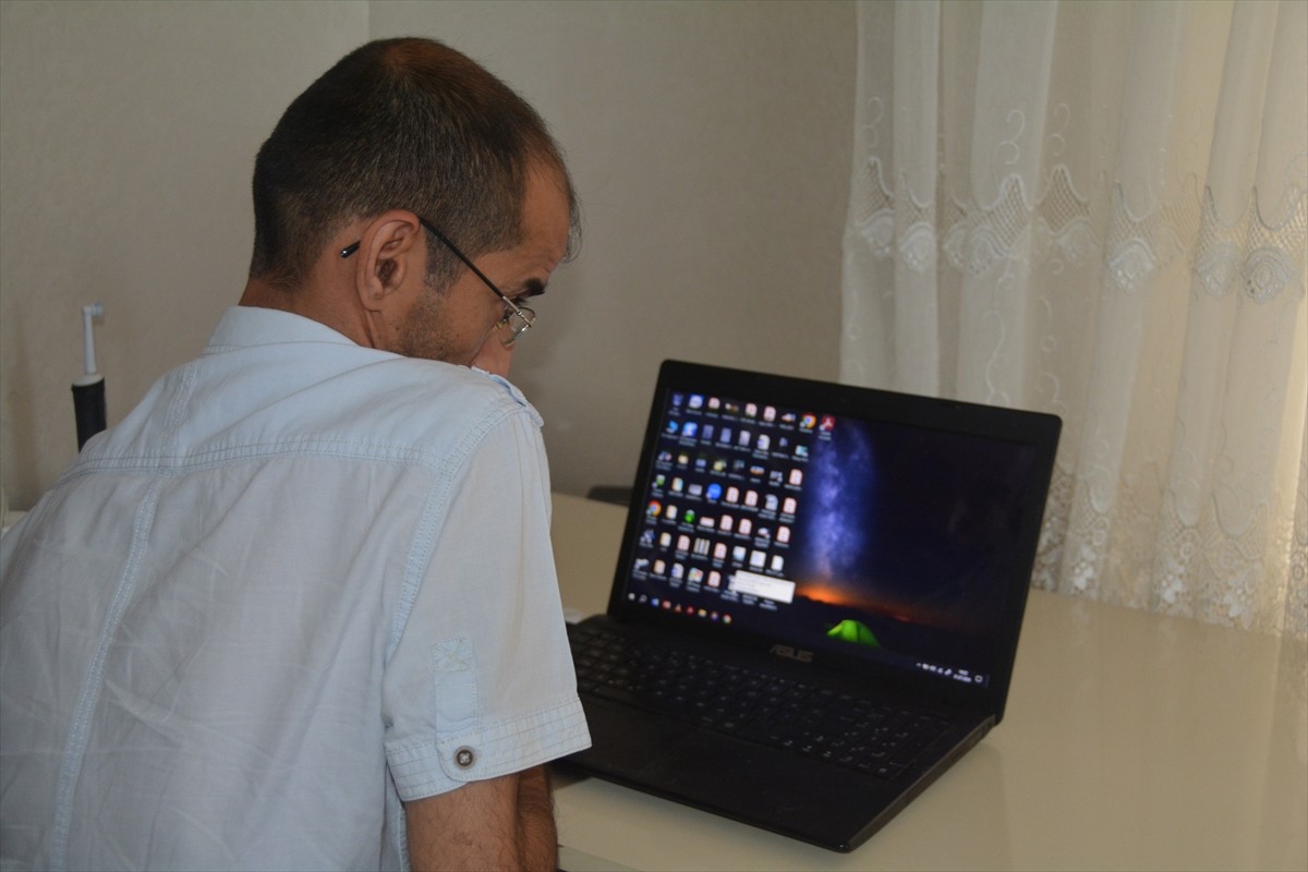 Bitlis'in Tatvan ilçesinde yaşayan serebral palsi hastası (beyin felci) 42 yaşındaki Levent Güzel...