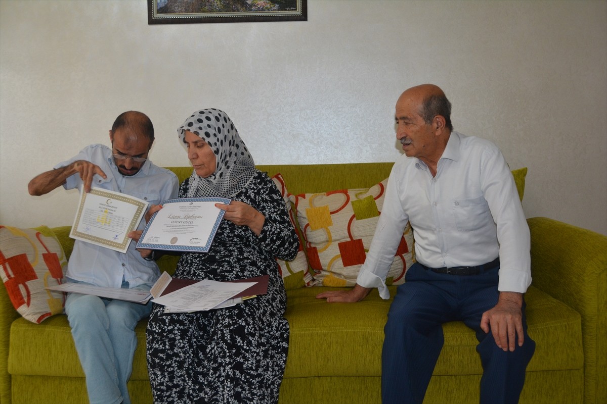 Bitlis'in Tatvan ilçesinde yaşayan serebral palsi hastası (beyin felci) 42 yaşındaki Levent Güzel...