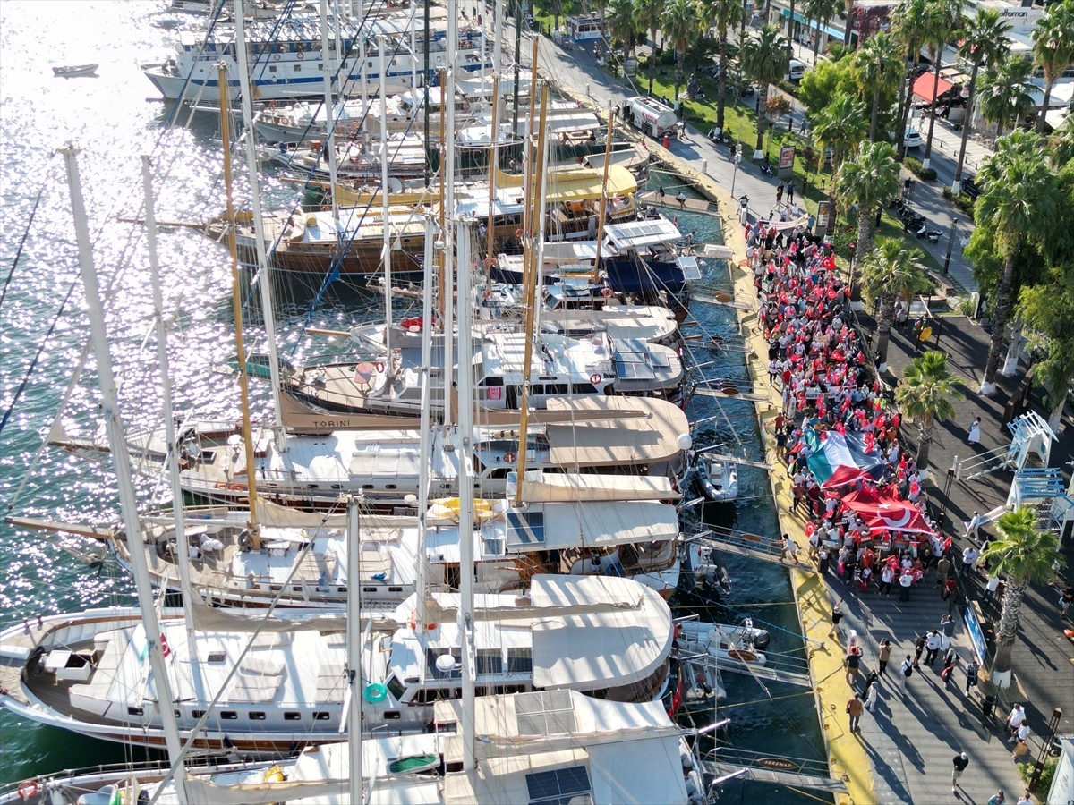 Bodrum Gazze Destek Platformu Üyeleri, İsrail'in saldırdığı Gazze'ye destek için Bodrum Neyzen...