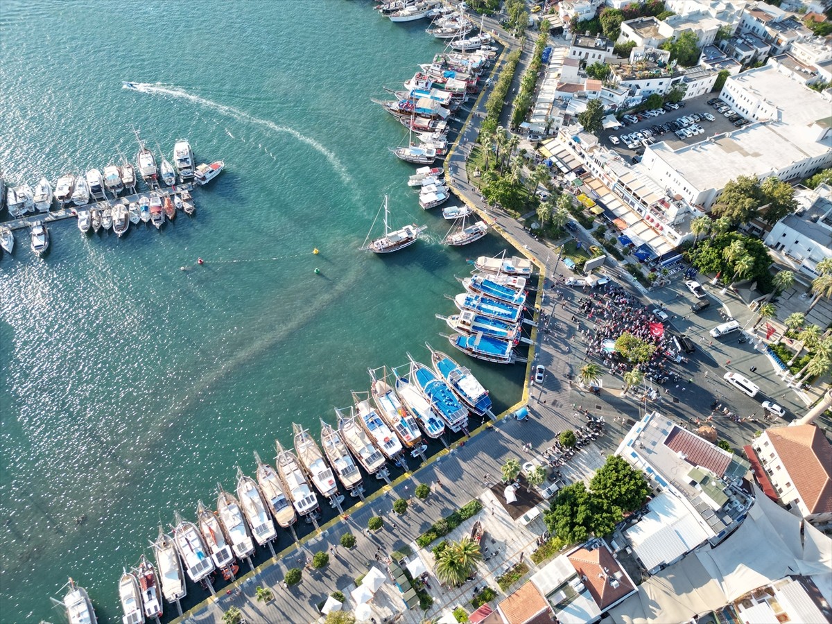 Bodrum Gazze Destek Platformu Üyeleri, İsrail'in saldırdığı Gazze'ye destek için Bodrum Neyzen...