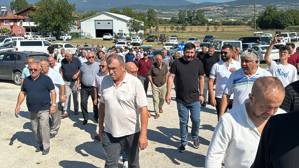  Bolu'da Yeniakçakavak köyü sakinleri, fabrikaların atık bırakması ve belediyenin arıtma tesisinin...