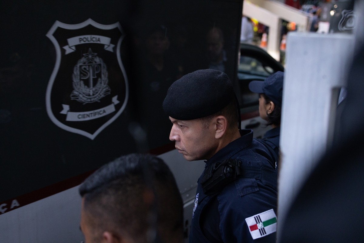 Brezilya'da 58 yolcu ve 4 kişilik mürettebat taşıyan uçak Sao Paulo kenti yakınlarındaki yerleşim...