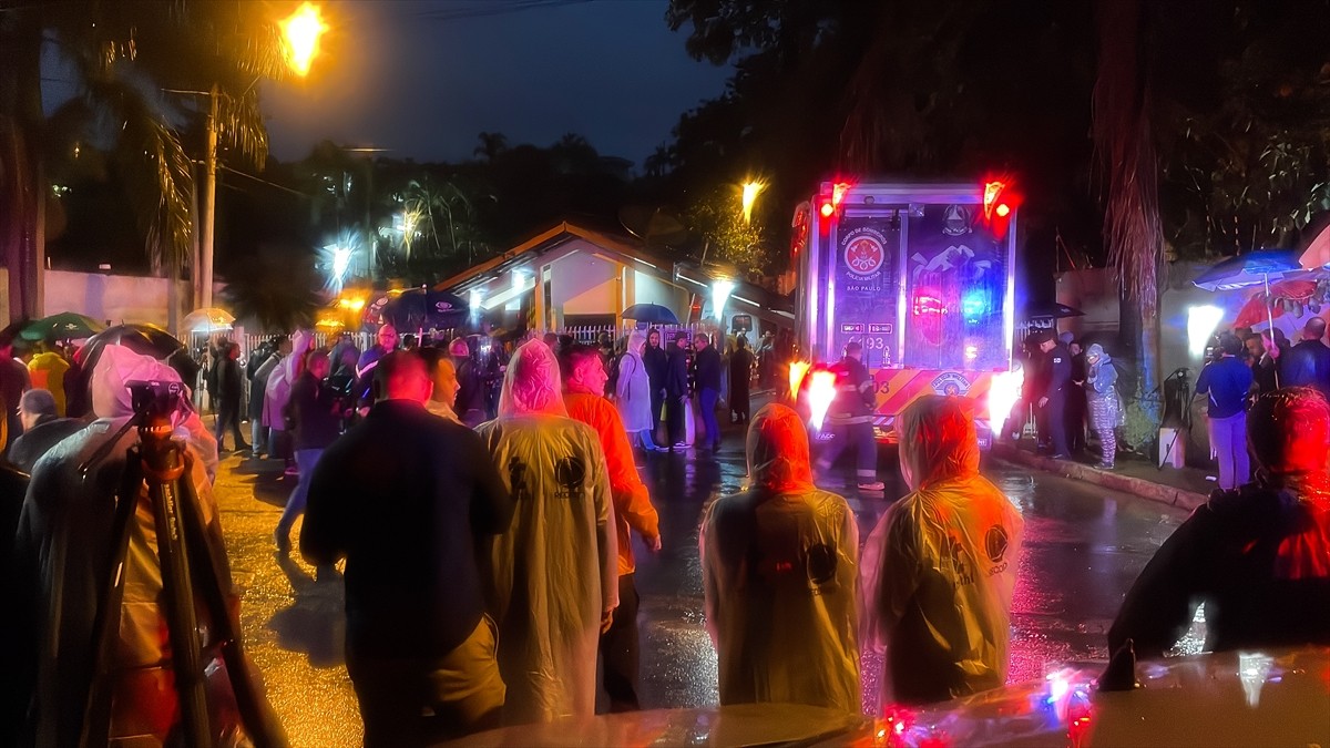 Brezilya'da 58 yolcu ve 4 kişilik mürettebat taşıyan uçak Sao Paulo kenti yakınlarındaki yerleşim...