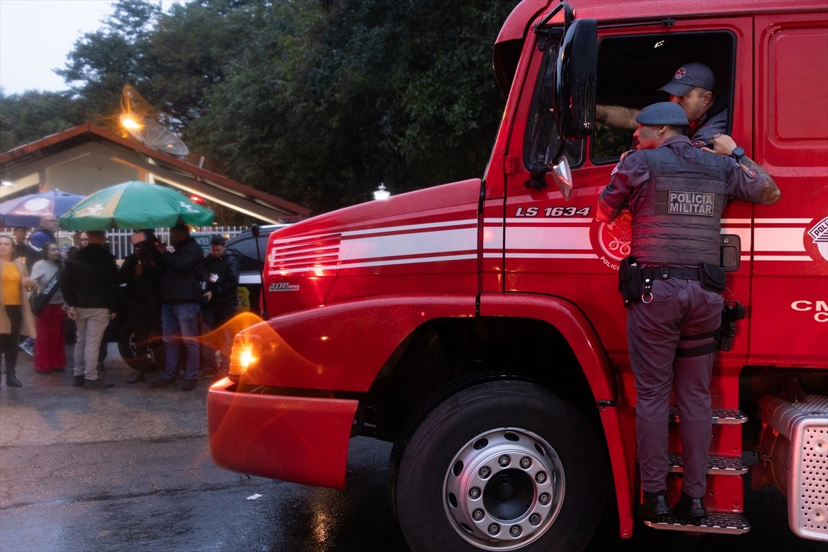 Brezilya'da 58 yolcu ve 4 kişilik mürettebat taşıyan uçak Sao Paulo kenti yakınlarındaki yerleşim...