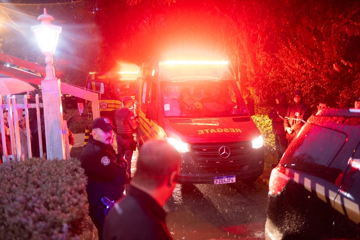 Brezilya'da 58 yolcu ve 4 kişilik mürettebat taşıyan uçak Sao Paulo kenti yakınlarındaki yerleşim...