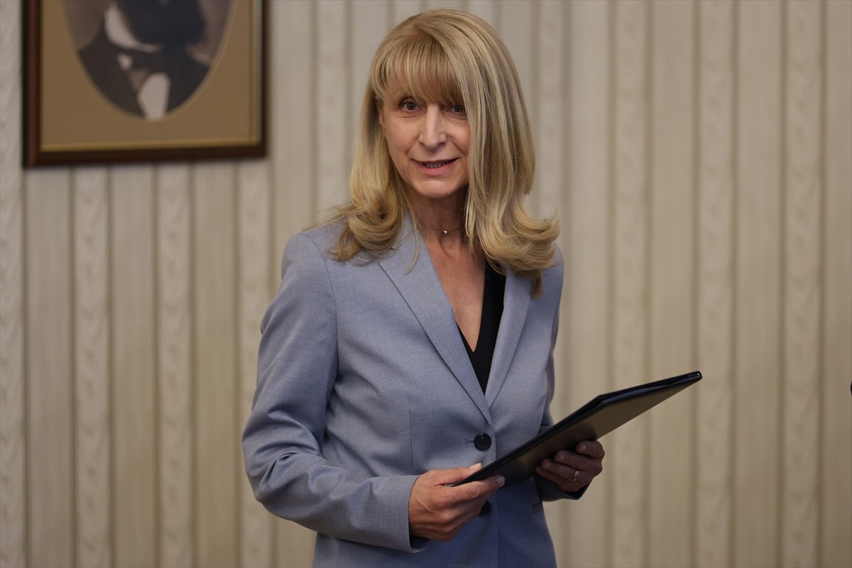 Bulgaristan Cumhurbaşkanı Rumen Radev (sağda), Sayıştay Başkan Yardımcısı Goritsa...