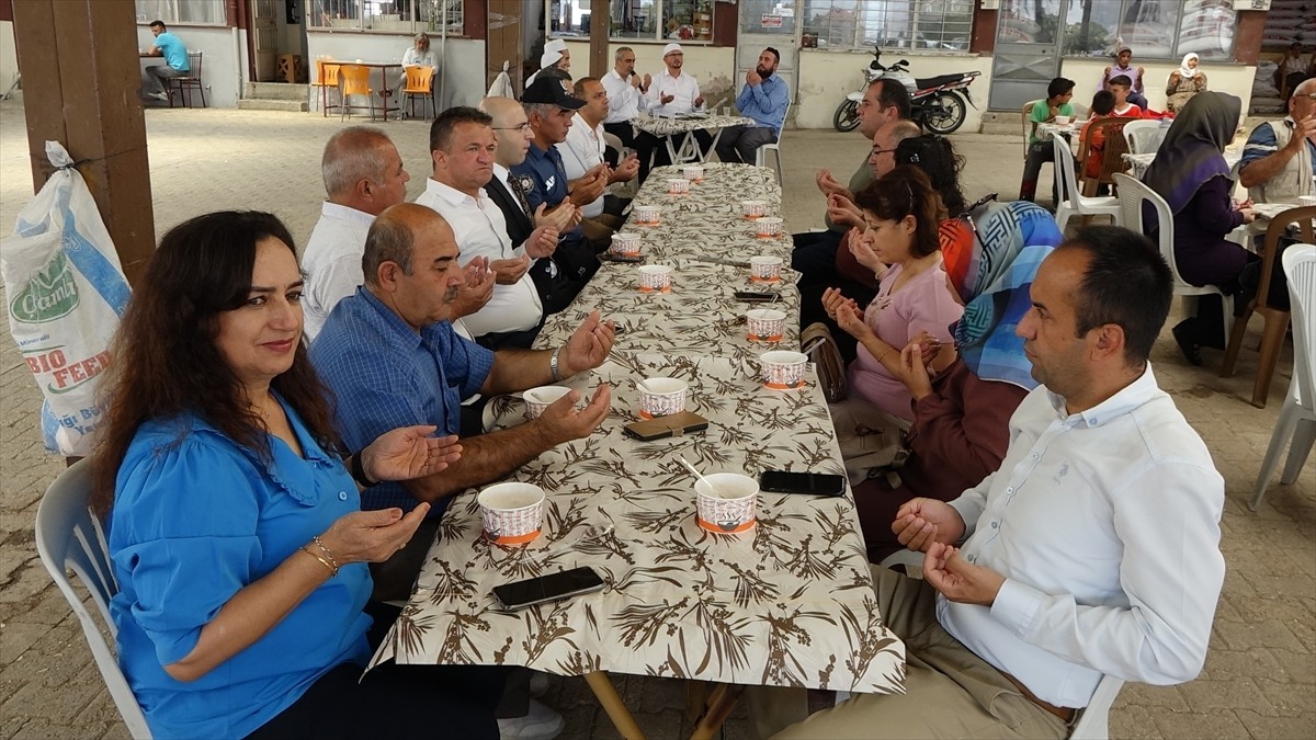 Burdur'un Karamanlı ilçesinde vatandaşların imece usulüyle yaptığı aşure, 4 bin kişiye...