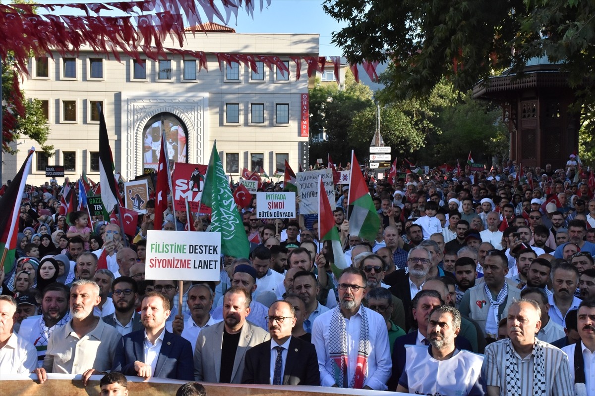 Bursa'da, Hamas Siyasi Büro Başkanı İsmail Heniyye'nin İran'da suikasta uğraması ve İsrail'in...