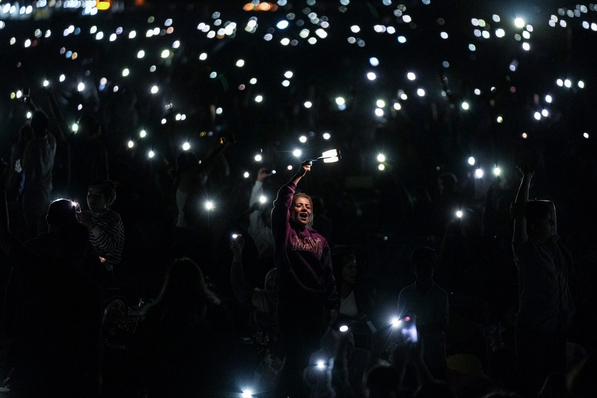 Bursa'nın Karacabey ilçesinde binlerce kişi "Perseid meteor yağmuru"nu gözlemledi. Sosyal medya...