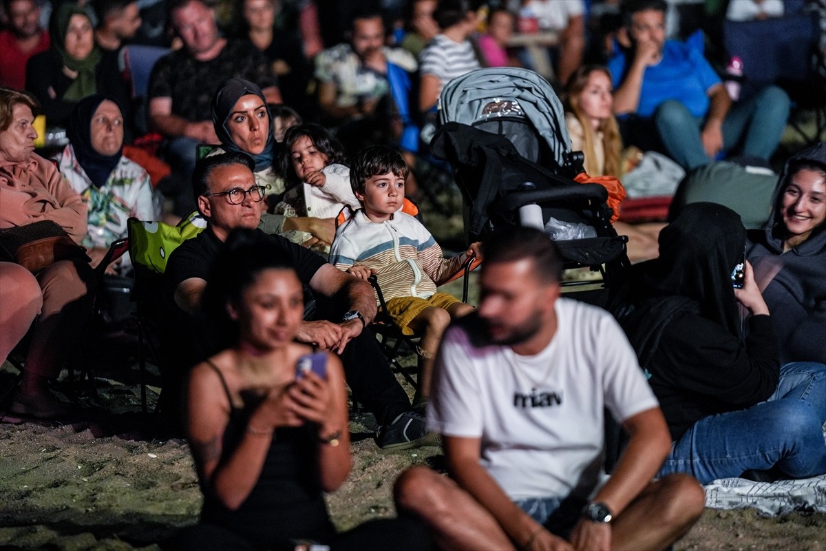 Bursa'nın Karacabey ilçesinde binlerce kişi "Perseid meteor yağmuru"nu gözlemledi. Sosyal medya...