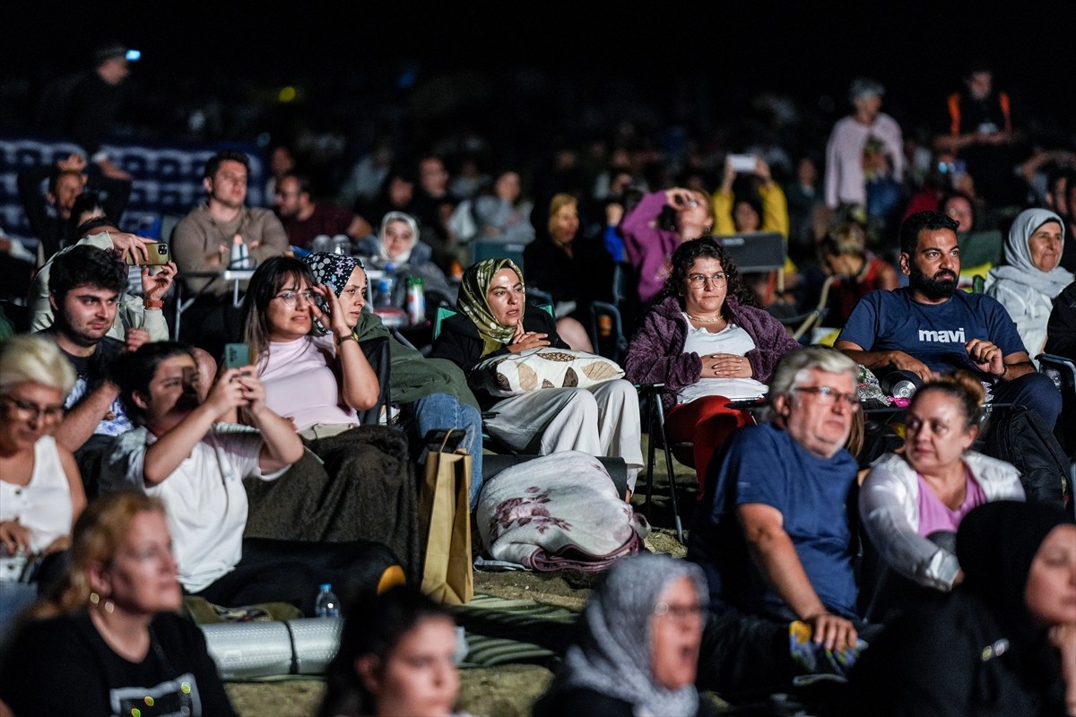 Bursa'nın Karacabey ilçesinde binlerce kişi "Perseid meteor yağmuru"nu gözlemledi. Sosyal medya...