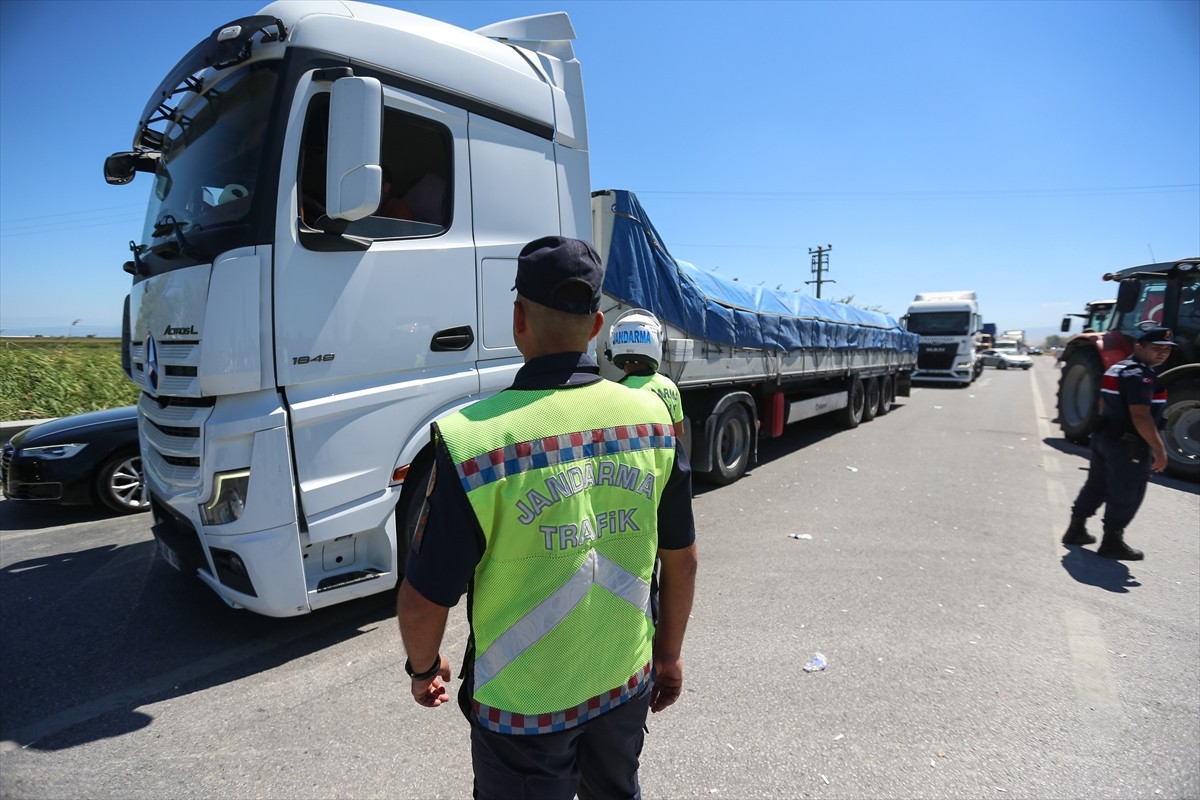 Bursa'nın Karacabey ve Mustafakemalpaşa ilçelerindeki domates üreticileri, "salça fabrikalarının...