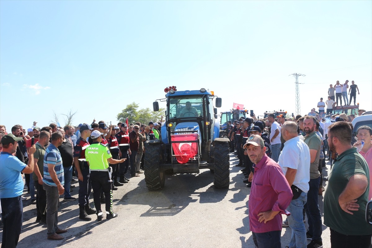 Bursa'nın Karacabey ve Mustafakemalpaşa ilçelerindeki domates üreticileri, "salça fabrikalarının...