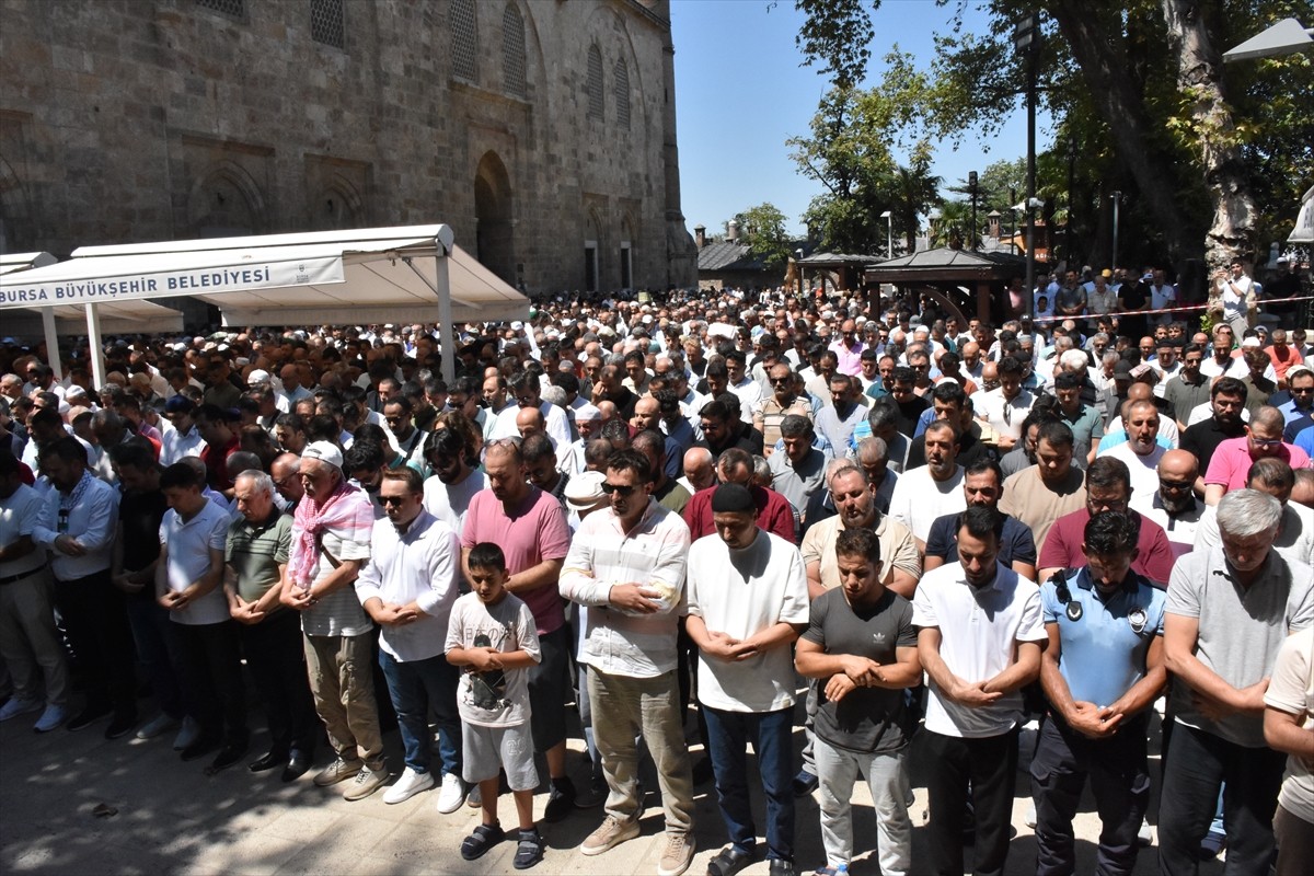 Bursa Ulu Cami'de İran'ın başkenti Tahran'da suikasta uğrayan Hamas Siyasi Büro Başkanı İsmail...