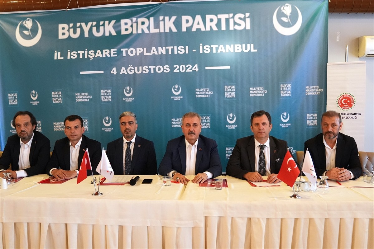 Büyük Birlik Partisi (BBP) Genel Başkanı Mustafa Destici (solda), partisinin İstanbul...