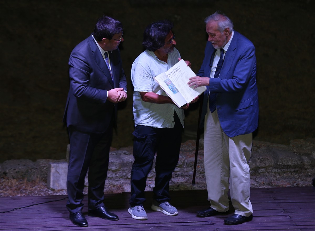 Çanakkale Belediyesince bu yıl 61'incisi düzenlenen Uluslararası Troia Festivali'nin resmi...