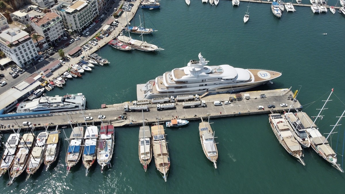 Cayman Adaları bayraklı 93 metrelik "Mayan Queen 4" isimli lüks yat, yakıt ikmali için Muğla'nın...