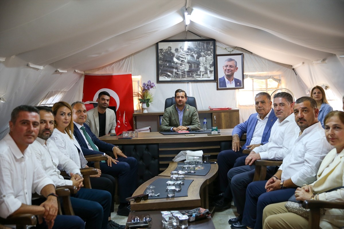 CHP Genel Başkan Yardımcısı Suat Özçağdaş (sağ4), bir dizi ziyaret için geldiği Hatay'da, eğitim...