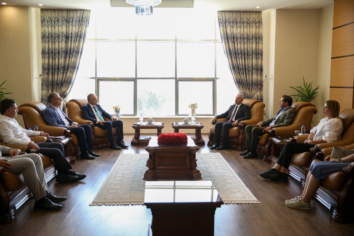 CHP Genel Başkan Yardımcısı Suat Özçağdaş (sağ4), bir dizi ziyaret için geldiği Hatay'da, eğitim...