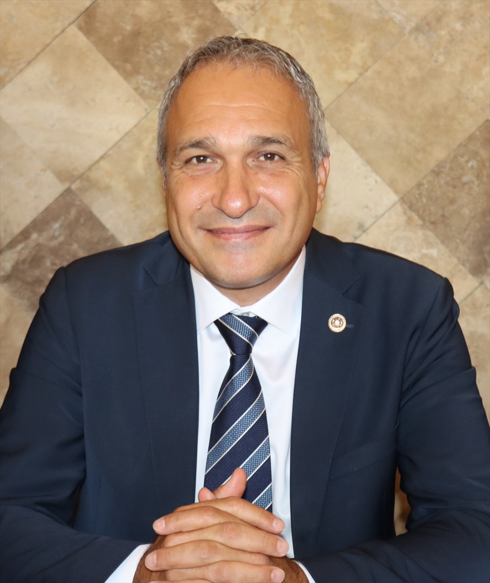 CHP Genel Başkan Yardımcısı Suat Özçağdaş (solda), Adıyaman'da eğitimcilerle bir araya...