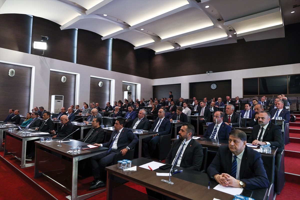 CHP Genel Başkanı Özgür Özel başkanlığındaki İl Başkanları Toplantısı başladı. Özel, toplantıda...