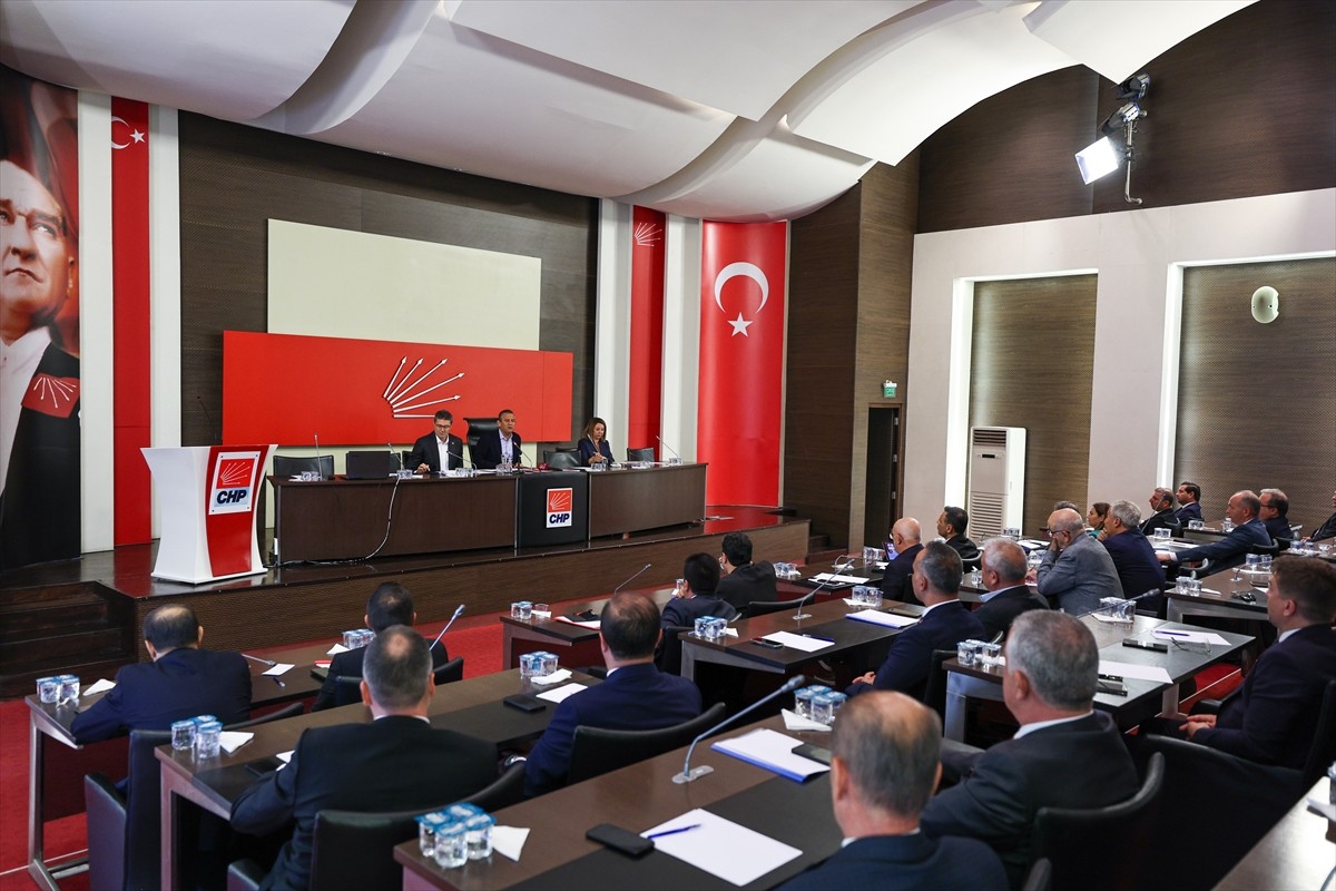 CHP Genel Başkanı Özgür Özel başkanlığındaki İl Başkanları Toplantısı başladı. Özel, toplantıda...