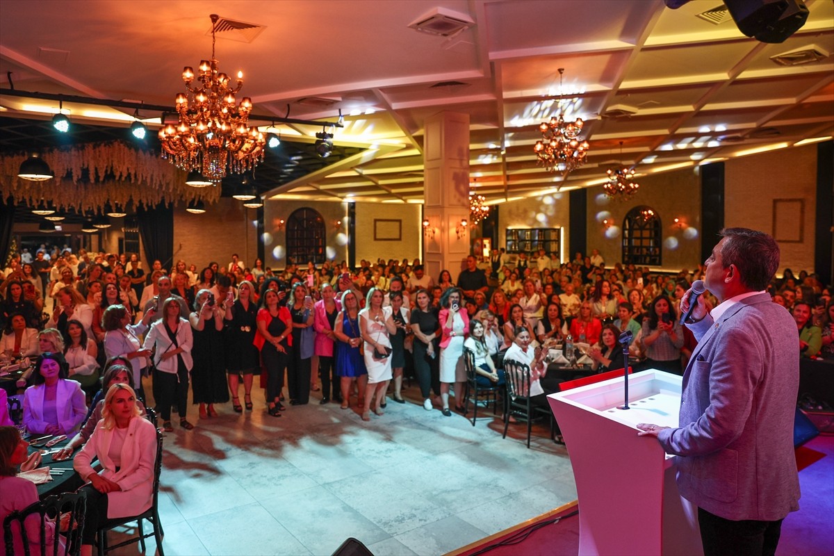 CHP Genel Başkanı Özgür Özel, CHP Kadın Kolları 15. Olağan Kurultayı öncesinde başkan adayları ve...