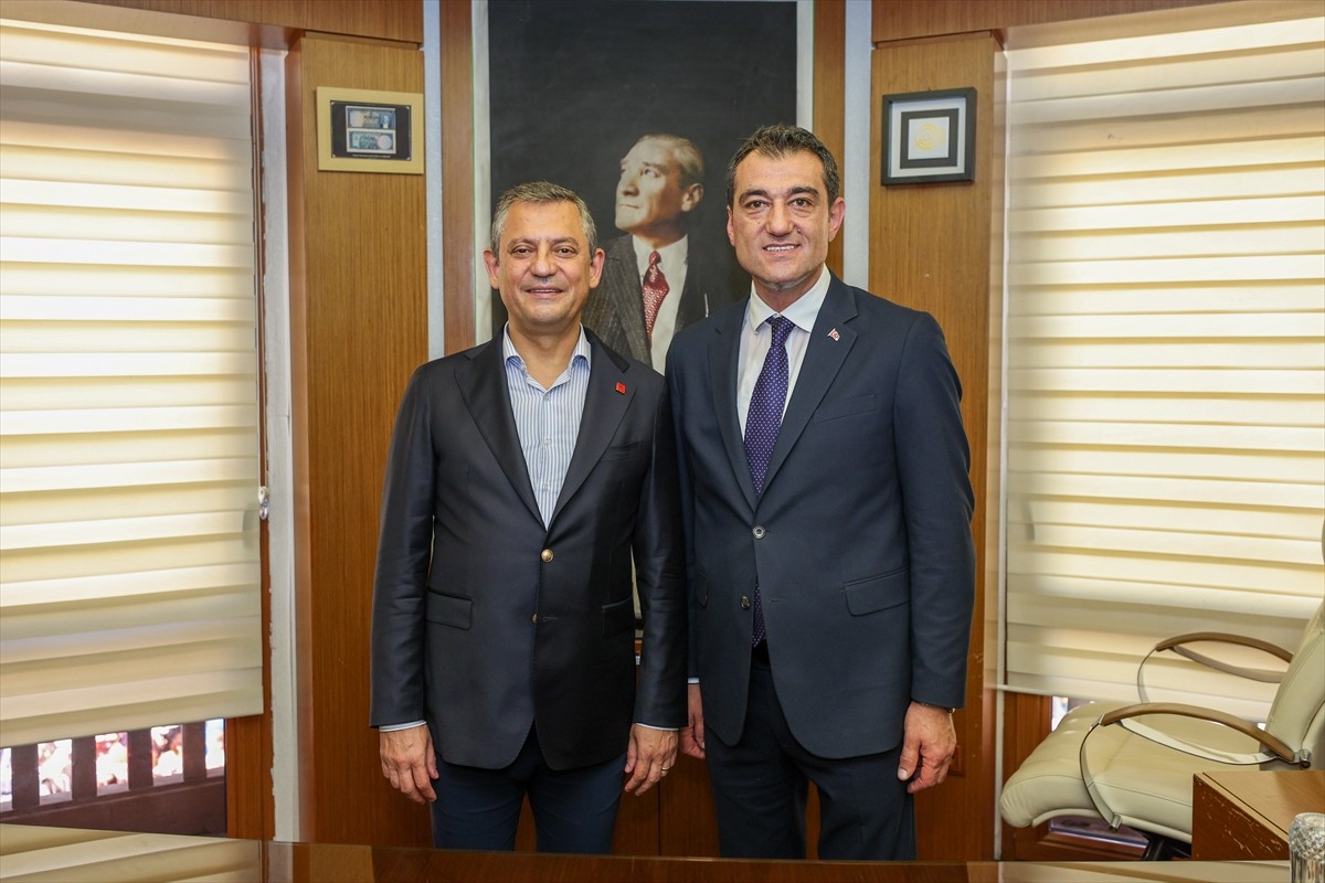 CHP Genel Başkanı Özgür Özel, partisince Giresun'daki Atatürk Meydanı'nda düzenlenen "fındık...