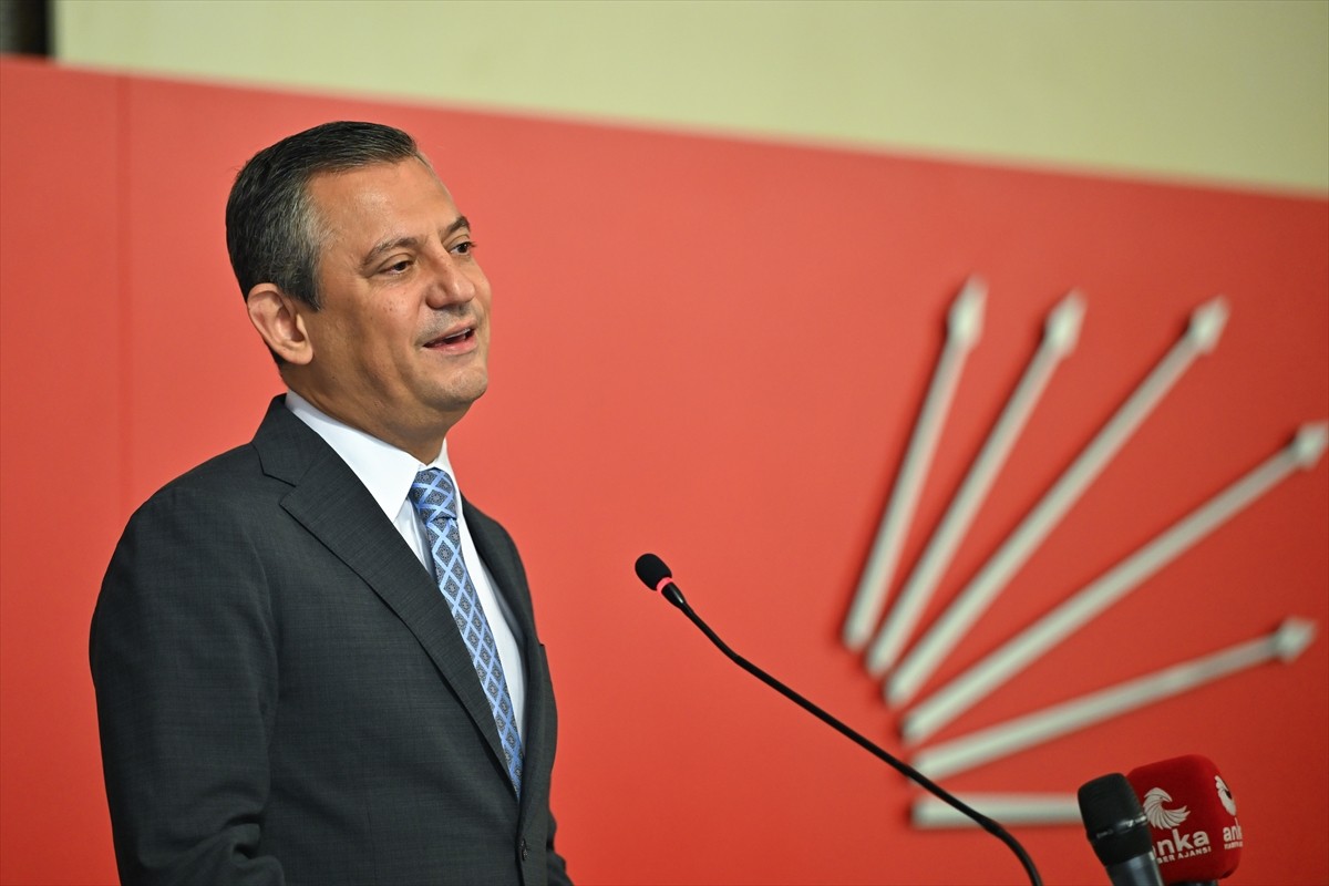 CHP Genel Başkanı Özgür Özel, partisinin genel merkezinde farklı illerden gelen eğitim alanında...